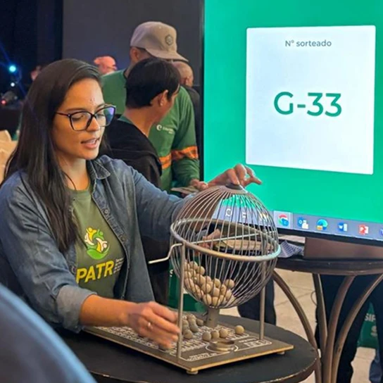 The presenter spins the bingo wheel with the number G-33 displayed on the big screen.