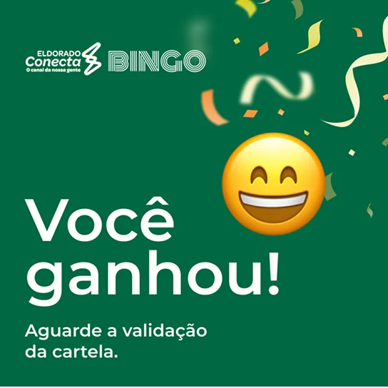 Participant holding a smartphone with a digital card from Eldorado Conecta Bingo