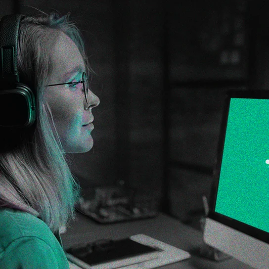 Smiling woman browsing the Smarthis website